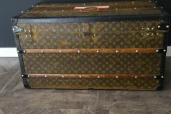 Monogrammierte Truhe von Louis Vuitton