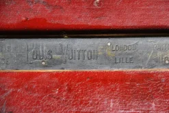 Monogrammierte Truhe von Louis Vuitton