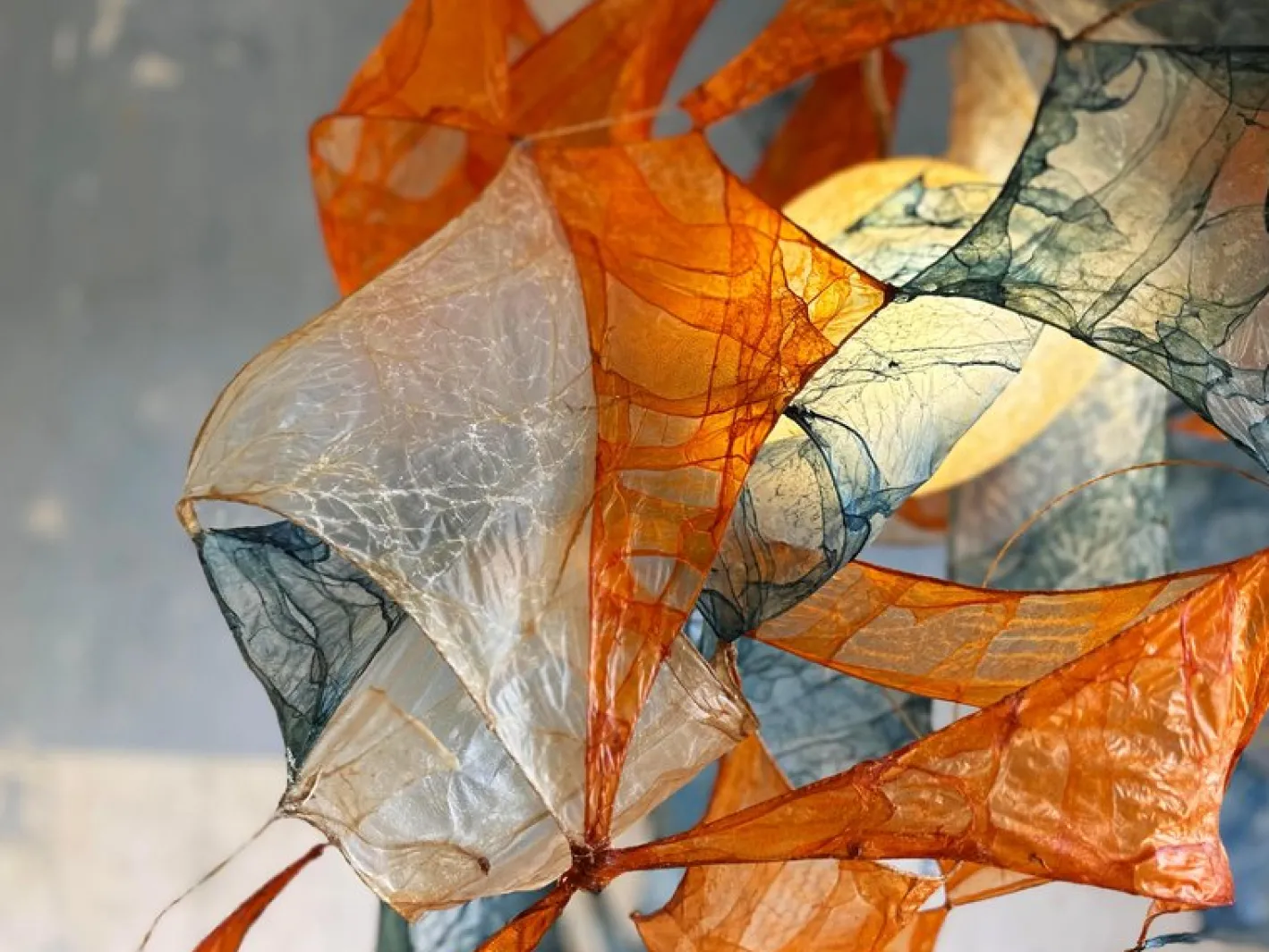 Multi Léa Hängelampe aus Bio Material mit natürlichen Farben von Thibault Philip
