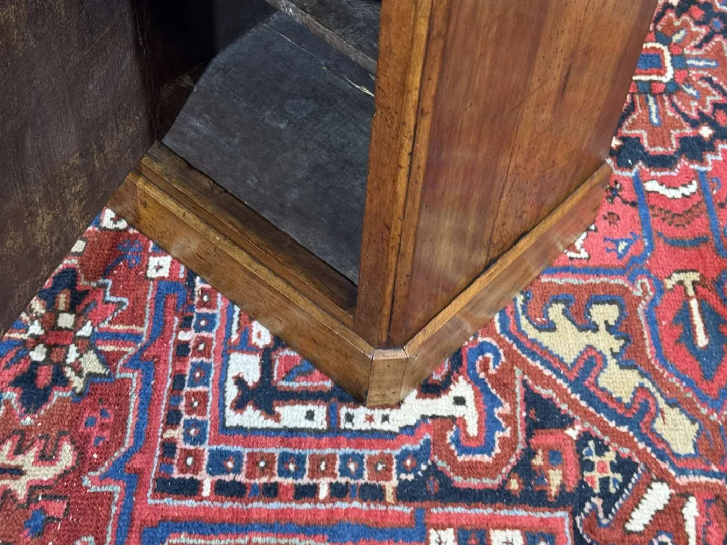 Nachttisch aus Nussholz mit weißer Marmorplatte, 19. Jh