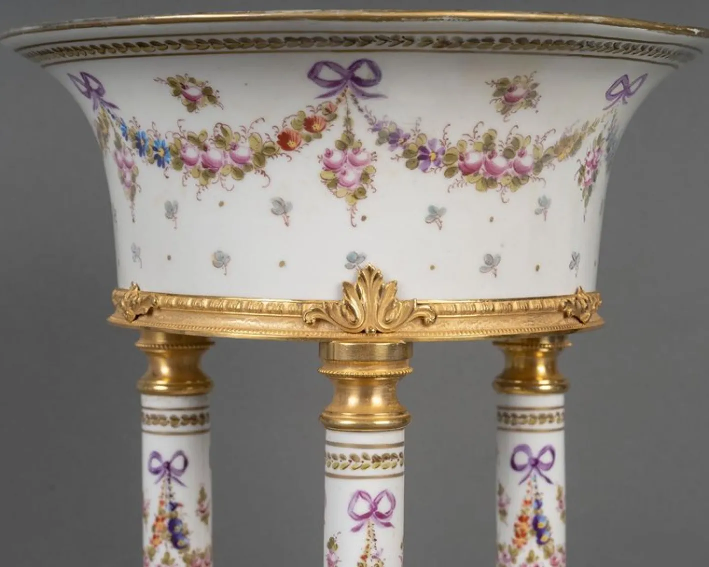 Napoleon III Säulen-Pflanzgefäß aus bemaltem Porzellan und vergoldeter Bronze