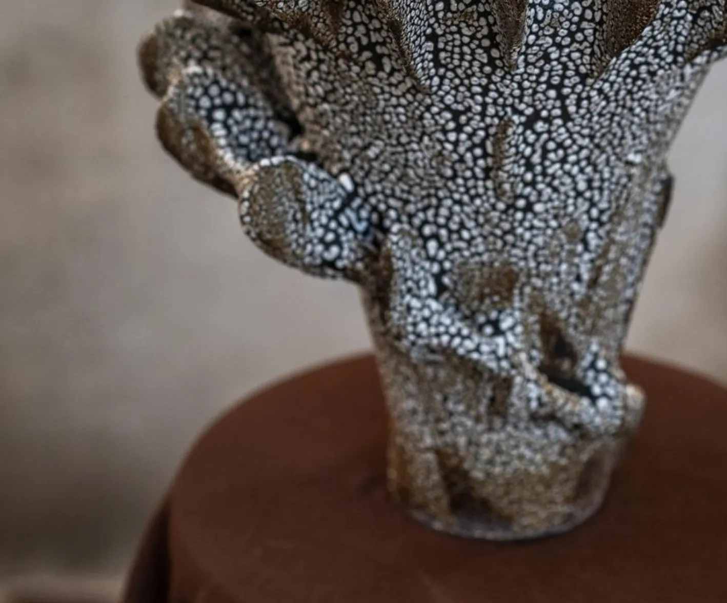 Nautilus Vase aus schwarzem Ton mit Kriechglasur von Kallia Panopoulou