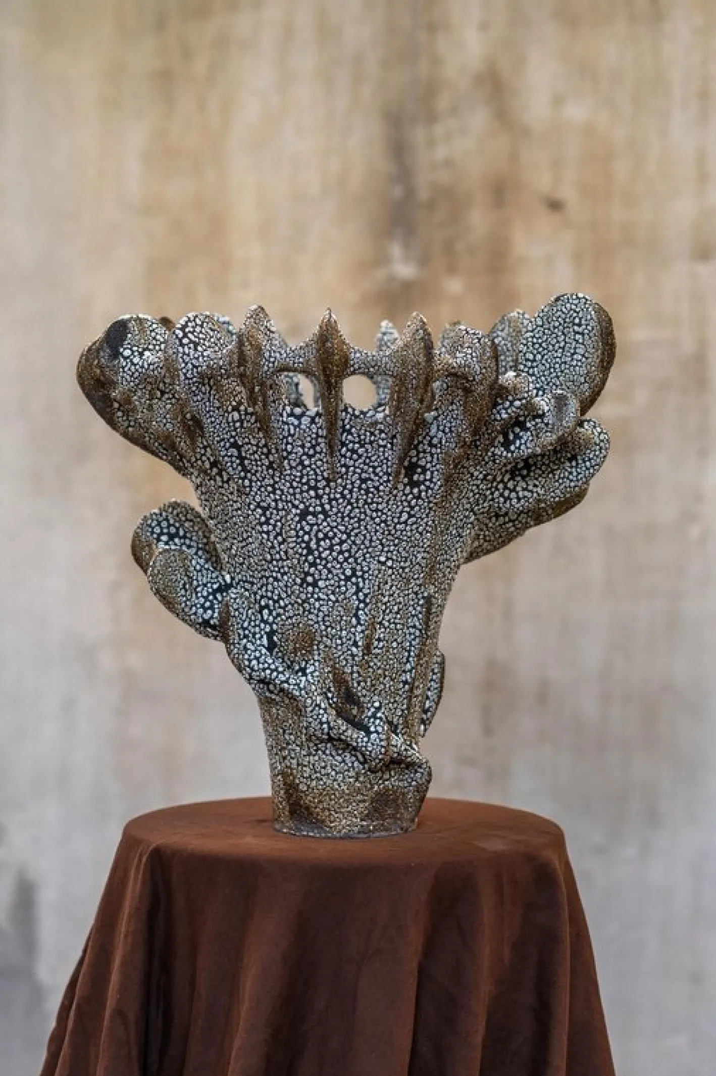 Nautilus Vase aus schwarzem Ton mit Kriechglasur von Kallia Panopoulou