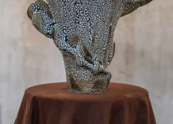 Nautilus Vase aus schwarzem Ton mit Kriechglasur von Kallia Panopoulou