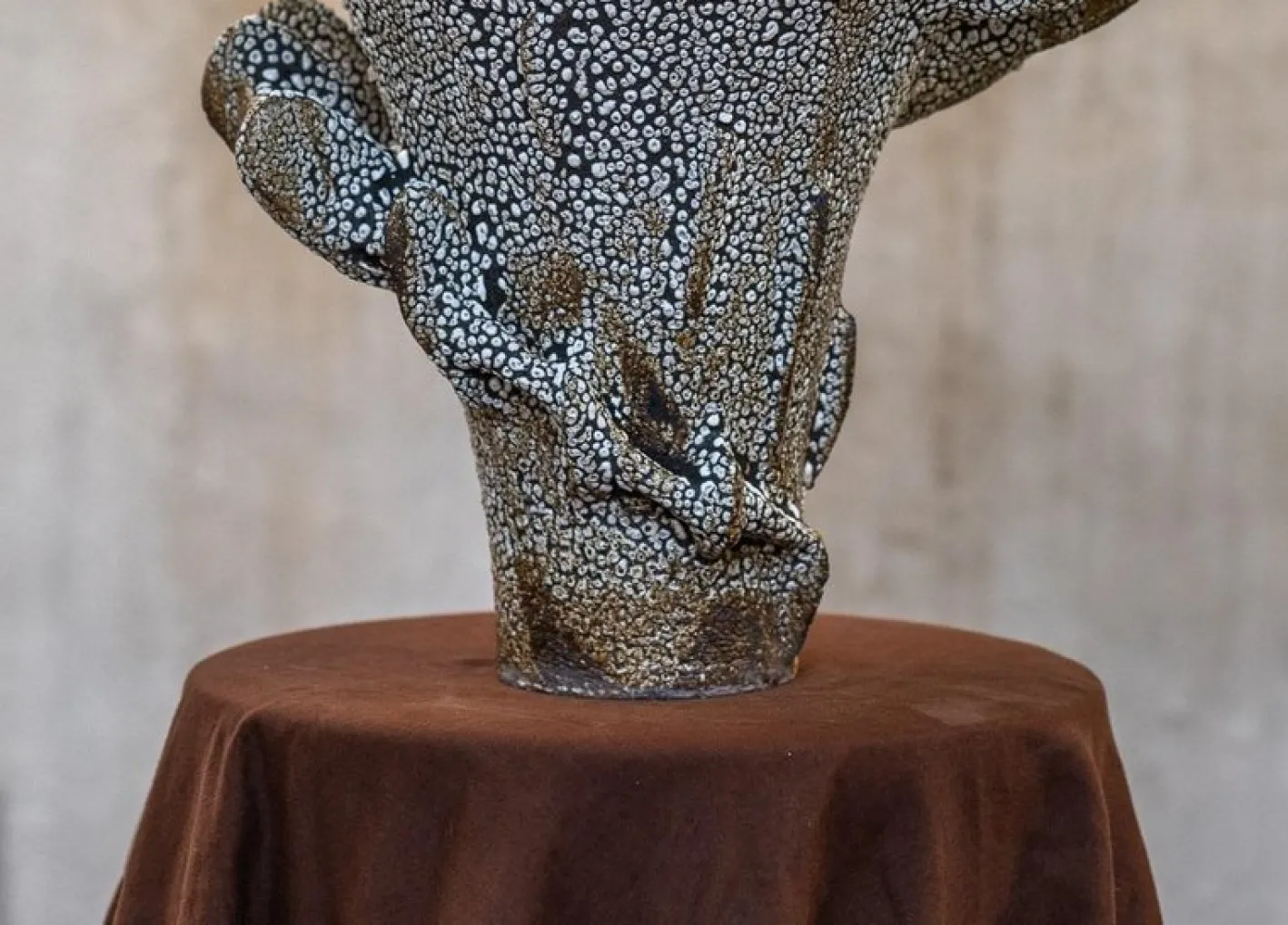 Nautilus Vase aus schwarzem Ton mit Kriechglasur von Kallia Panopoulou