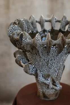 Nautilus Vase aus schwarzem Ton mit Kriechglasur von Kallia Panopoulou