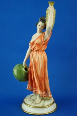 Neoklassizistische Porzellanfigur, 20. Jh., Römischer Wasserträger von Guido Cacciapuoti, Italien, 1920er