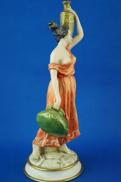 Neoklassizistische Porzellanfigur, 20. Jh., Römischer Wasserträger von Guido Cacciapuoti, Italien, 1920er