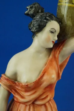 Neoklassizistische Porzellanfigur, 20. Jh., Römischer Wasserträger von Guido Cacciapuoti, Italien, 1920er