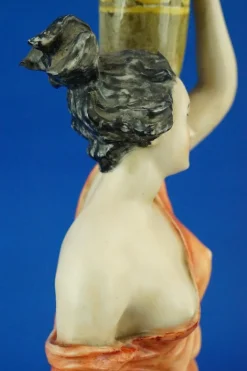 Neoklassizistische Porzellanfigur, 20. Jh., Römischer Wasserträger von Guido Cacciapuoti, Italien, 1920er