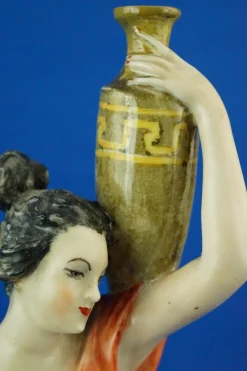 Neoklassizistische Porzellanfigur, 20. Jh., Römischer Wasserträger von Guido Cacciapuoti, Italien, 1920er
