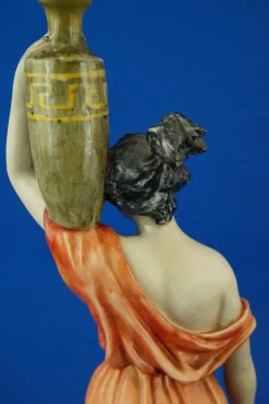 Neoklassizistische Porzellanfigur, 20. Jh., Römischer Wasserträger von Guido Cacciapuoti, Italien, 1920er