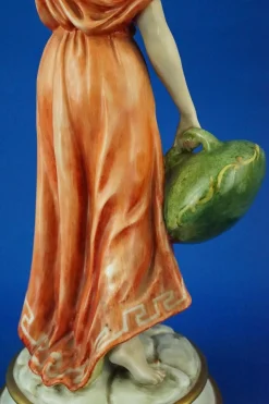 Neoklassizistische Porzellanfigur, 20. Jh., Römischer Wasserträger von Guido Cacciapuoti, Italien, 1920er