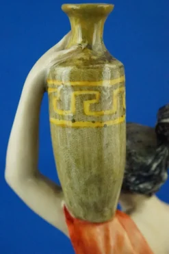 Neoklassizistische Porzellanfigur, 20. Jh., Römischer Wasserträger von Guido Cacciapuoti, Italien, 1920er