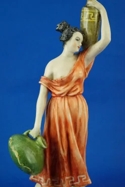 Neoklassizistische Porzellanfigur, 20. Jh., Römischer Wasserträger von Guido Cacciapuoti, Italien, 1920er