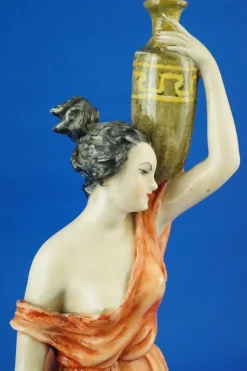 Neoklassizistische Porzellanfigur, 20. Jh., Römischer Wasserträger von Guido Cacciapuoti, Italien, 1920er