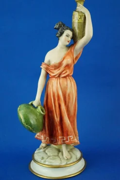 Neoklassizistische Porzellanfigur, 20. Jh., Römischer Wasserträger von Guido Cacciapuoti, Italien, 1920er