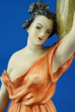 Neoklassizistische Porzellanfigur, 20. Jh., Römischer Wasserträger von Guido Cacciapuoti, Italien, 1920er