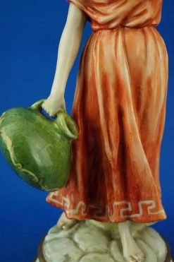Neoklassizistische Porzellanfigur, 20. Jh., Römischer Wasserträger von Guido Cacciapuoti, Italien, 1920er