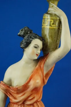 Neoklassizistische Porzellanfigur, 20. Jh., Römischer Wasserträger von Guido Cacciapuoti, Italien, 1920er