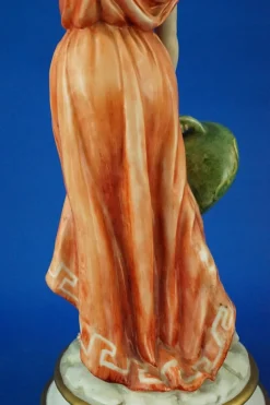 Neoklassizistische Porzellanfigur, 20. Jh., Römischer Wasserträger von Guido Cacciapuoti, Italien, 1920er