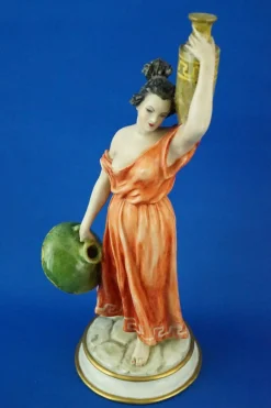Neoklassizistische Porzellanfigur, 20. Jh., Römischer Wasserträger von Guido Cacciapuoti, Italien, 1920er