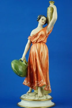 Neoklassizistische Porzellanfigur, 20. Jh., Römischer Wasserträger von Guido Cacciapuoti, Italien, 1920er