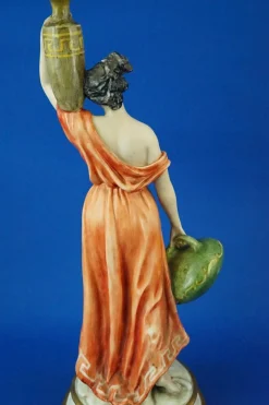 Neoklassizistische Porzellanfigur, 20. Jh., Römischer Wasserträger von Guido Cacciapuoti, Italien, 1920er