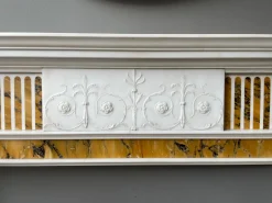 Neoklassizistischer Kamin aus weißem und Siena Marmor, 19. Jh