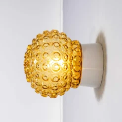 New Old Stock Decken- oder Wandlampe mit bernsteinfarbenem Punktemuster, 1950er