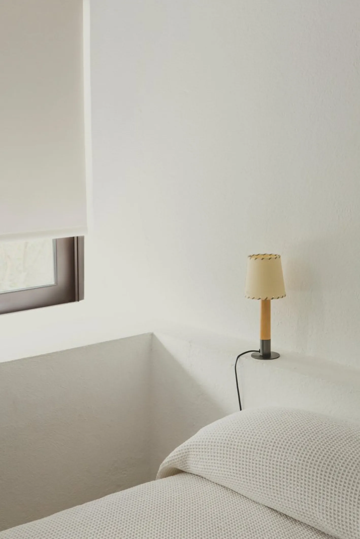Nickel Básica Mínima Tischlampe von Santiago Roqueta für Santa & Cole