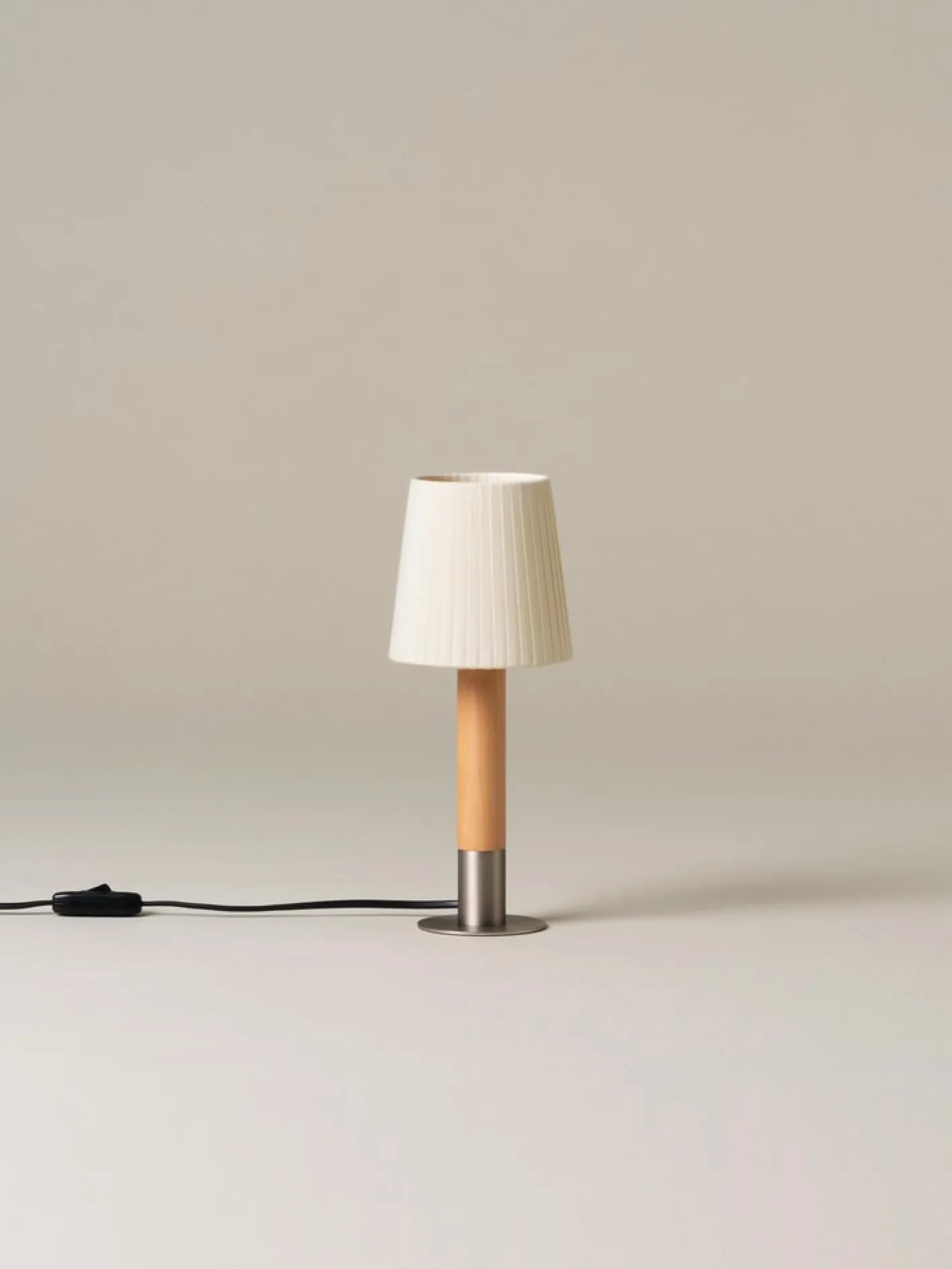 Nickel Básica Mínima Tischlampe von Santiago Roqueta für Santa & Cole
