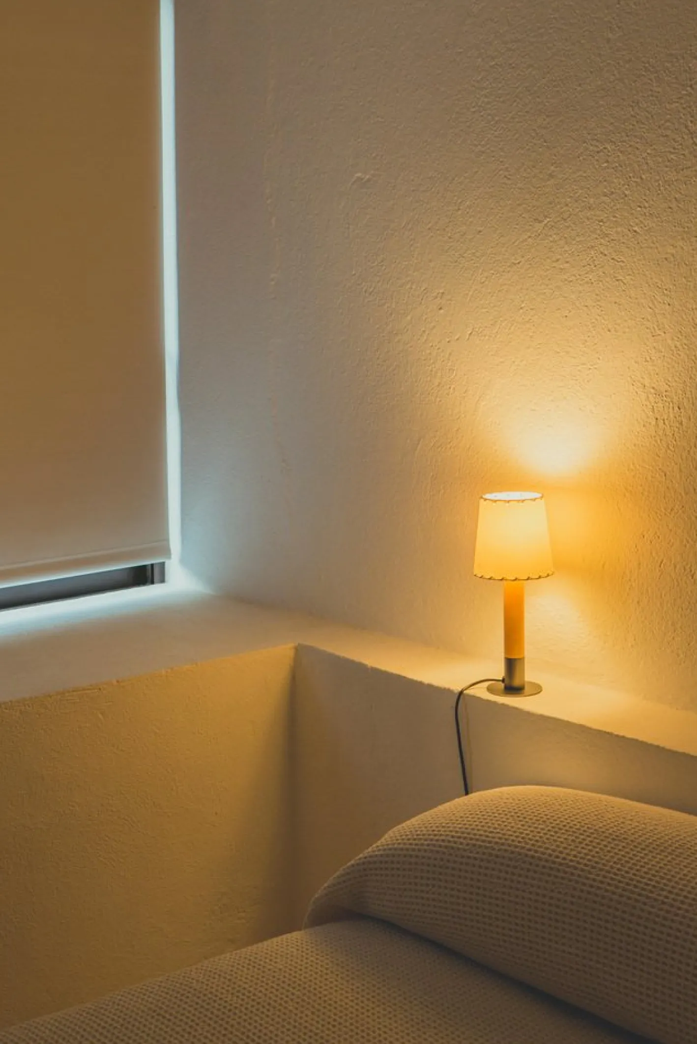 Nickel Básica Mínima Tischlampe von Santiago Roqueta für Santa & Cole