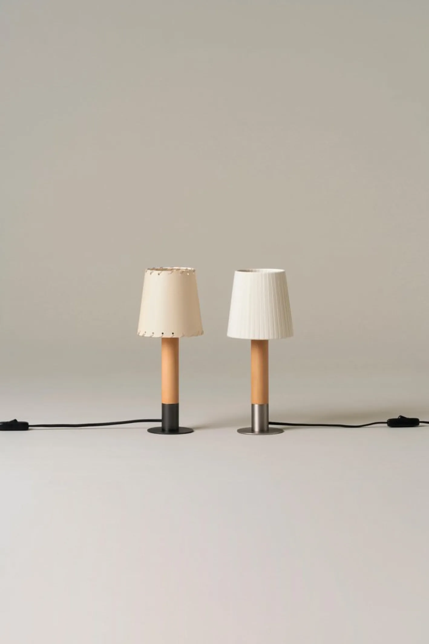 Nickel Básica Mínima Tischlampe von Santiago Roqueta für Santa & Cole