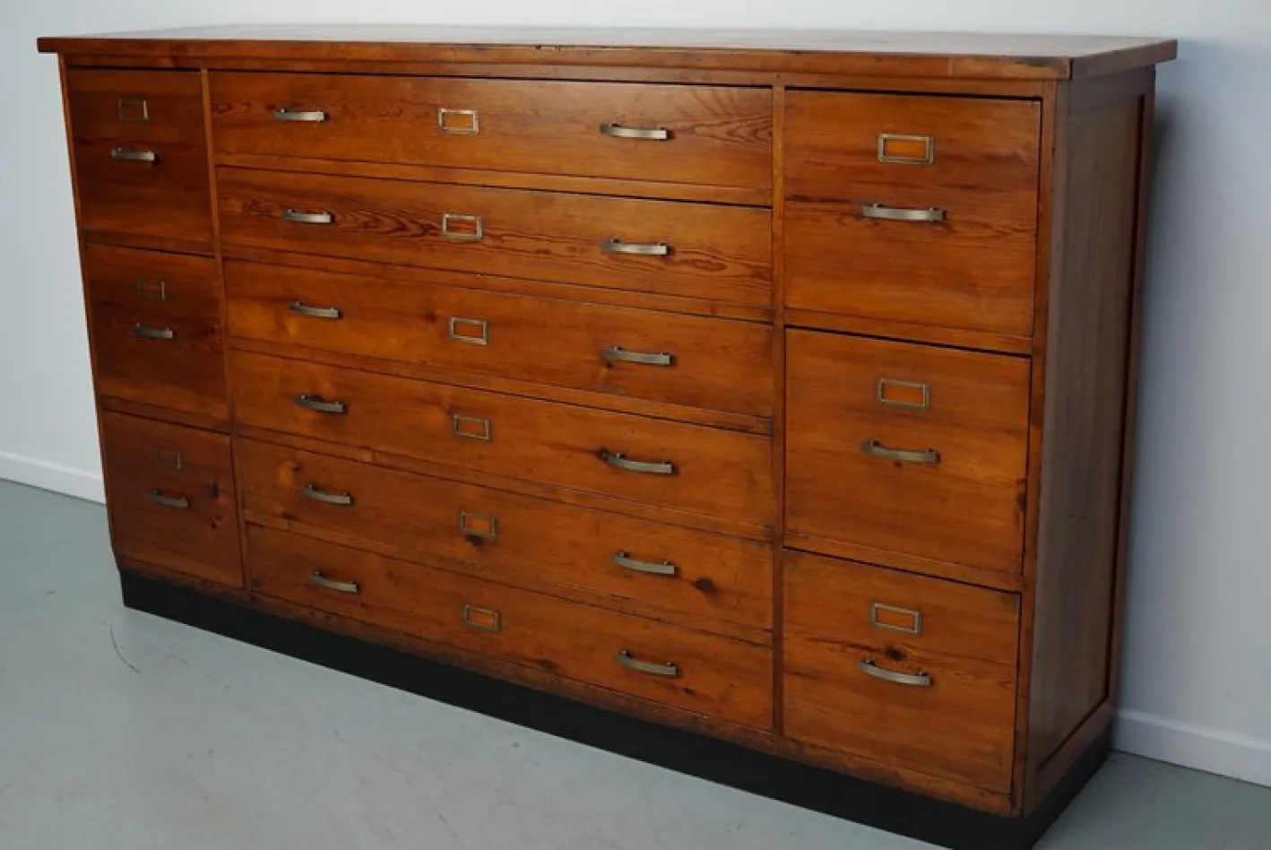 Niederländischer Apothekerschrank aus Pechkiefer, 1930er
