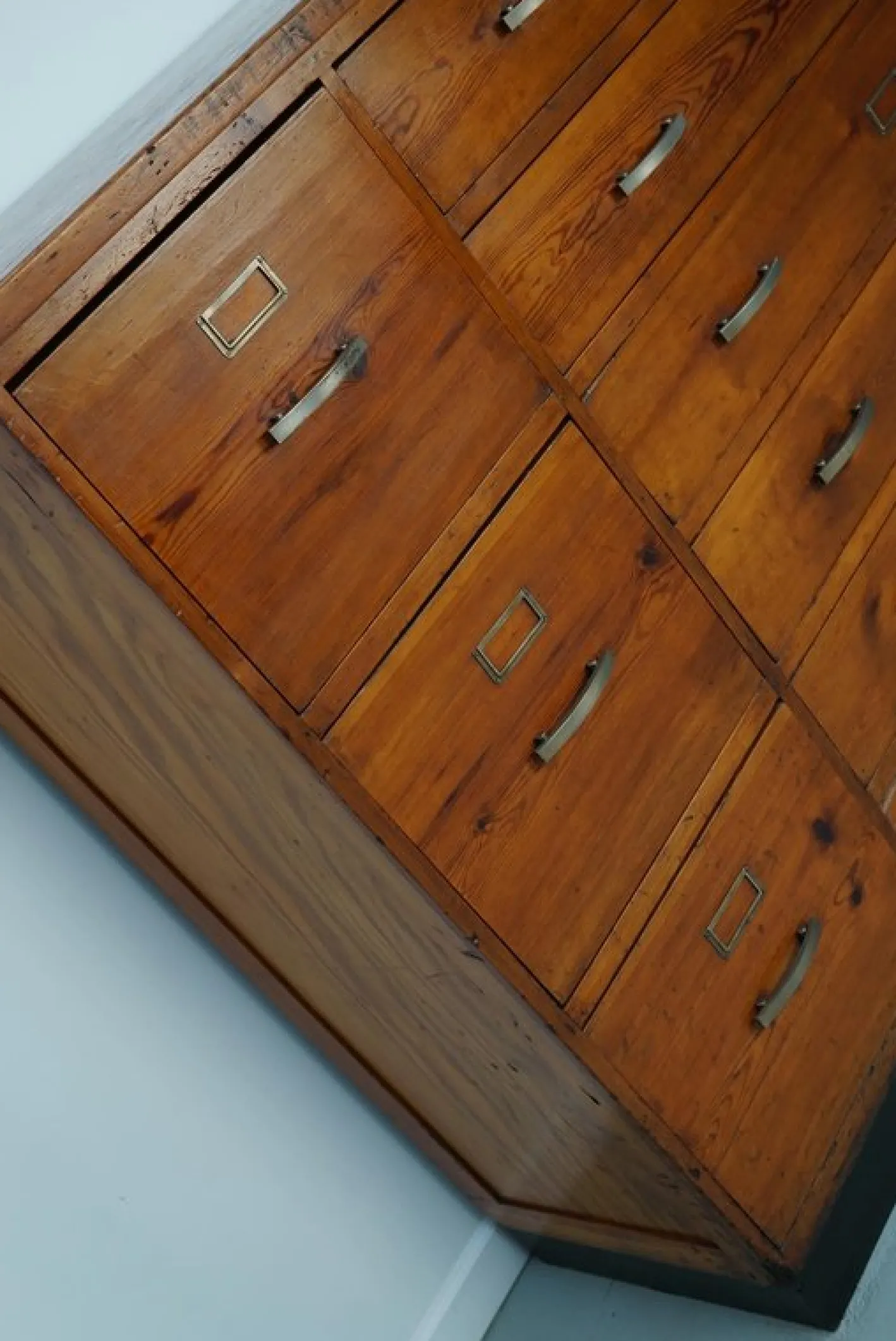 Niederländischer Apothekerschrank aus Pechkiefer, 1930er