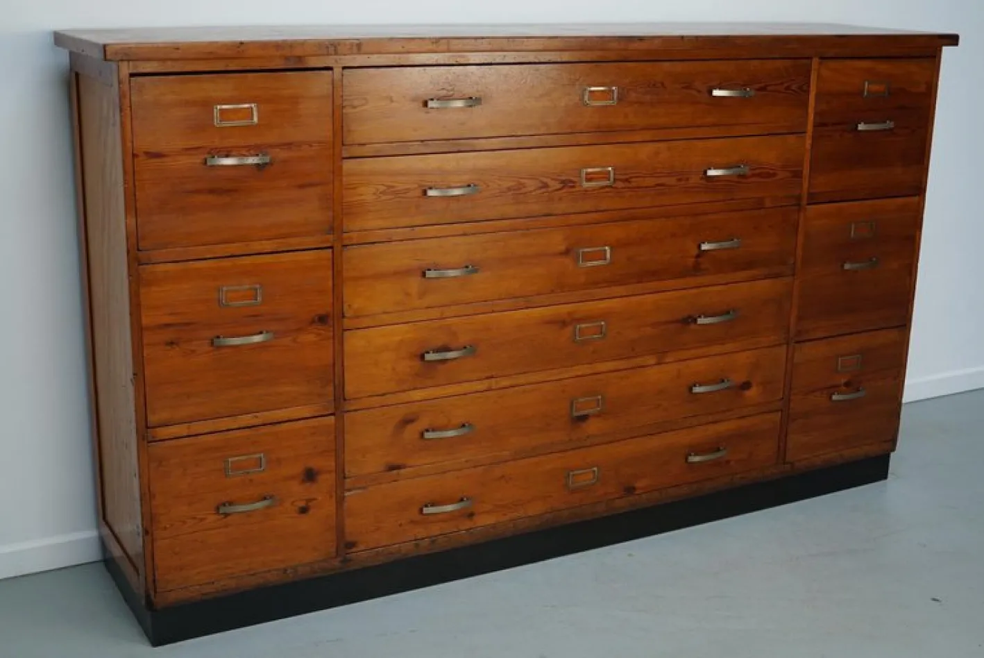Niederländischer Apothekerschrank aus Pechkiefer, 1930er