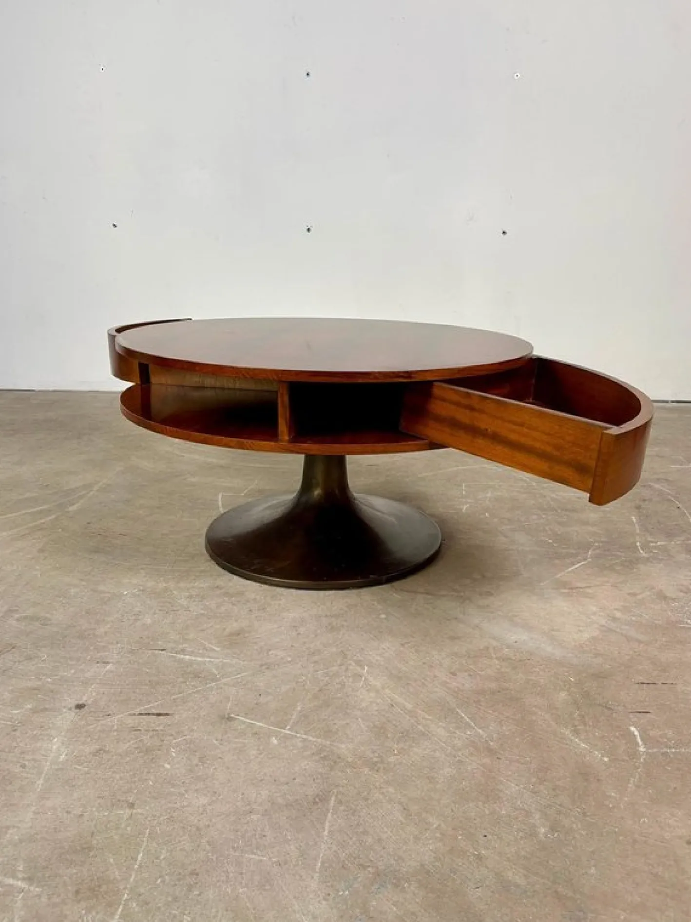 Niedriger italienischer Tisch mit versteckter Schublade, 1960er