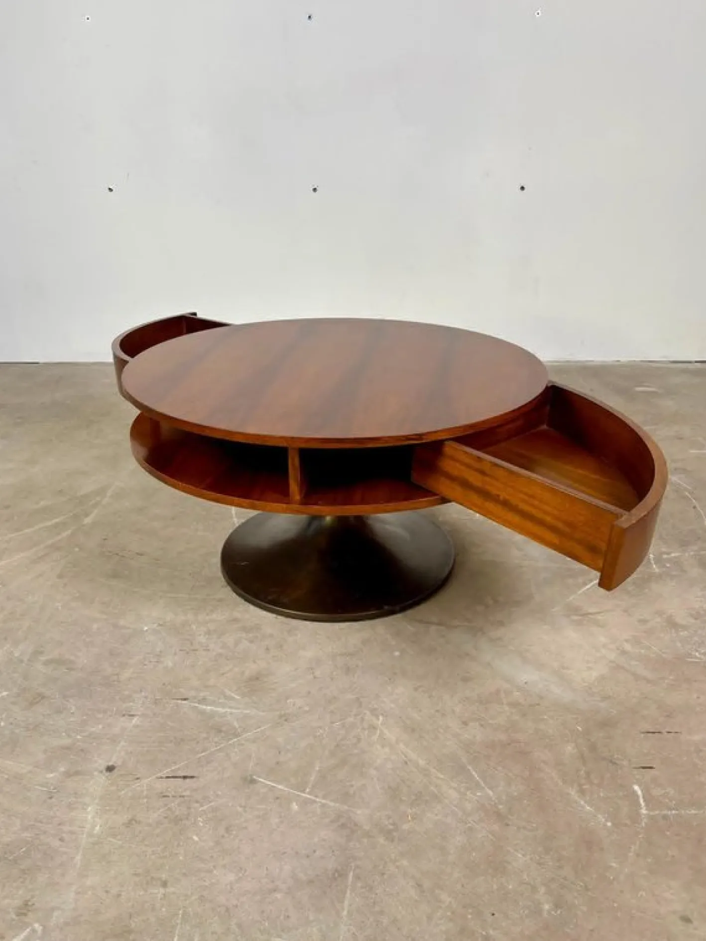 Niedriger italienischer Tisch mit versteckter Schublade, 1960er
