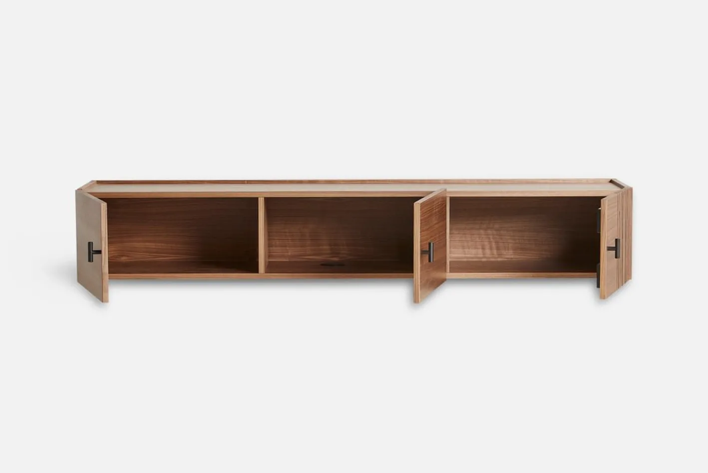 Niedriges Array Sideboard 150 aus Nussholz von Says Who