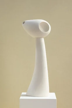 Nomad II:07 Lampe aus weißem Sandsteinzeug von Sofia Karnukaeva