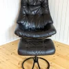 Norwegischer Sessel und Ottomane aus schwarzem Leder aus der Jahrhundertmitte von Ekornes, 1980er Jahre, 2er-Set