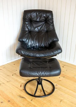 Norwegischer Sessel und Ottomane aus schwarzem Leder aus der Jahrhundertmitte von Ekornes, 1980er Jahre, 2er-Set