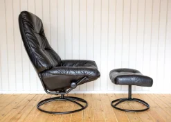 Norwegischer Sessel und Ottomane aus schwarzem Leder aus der Jahrhundertmitte von Ekornes, 1980er Jahre, 2er-Set