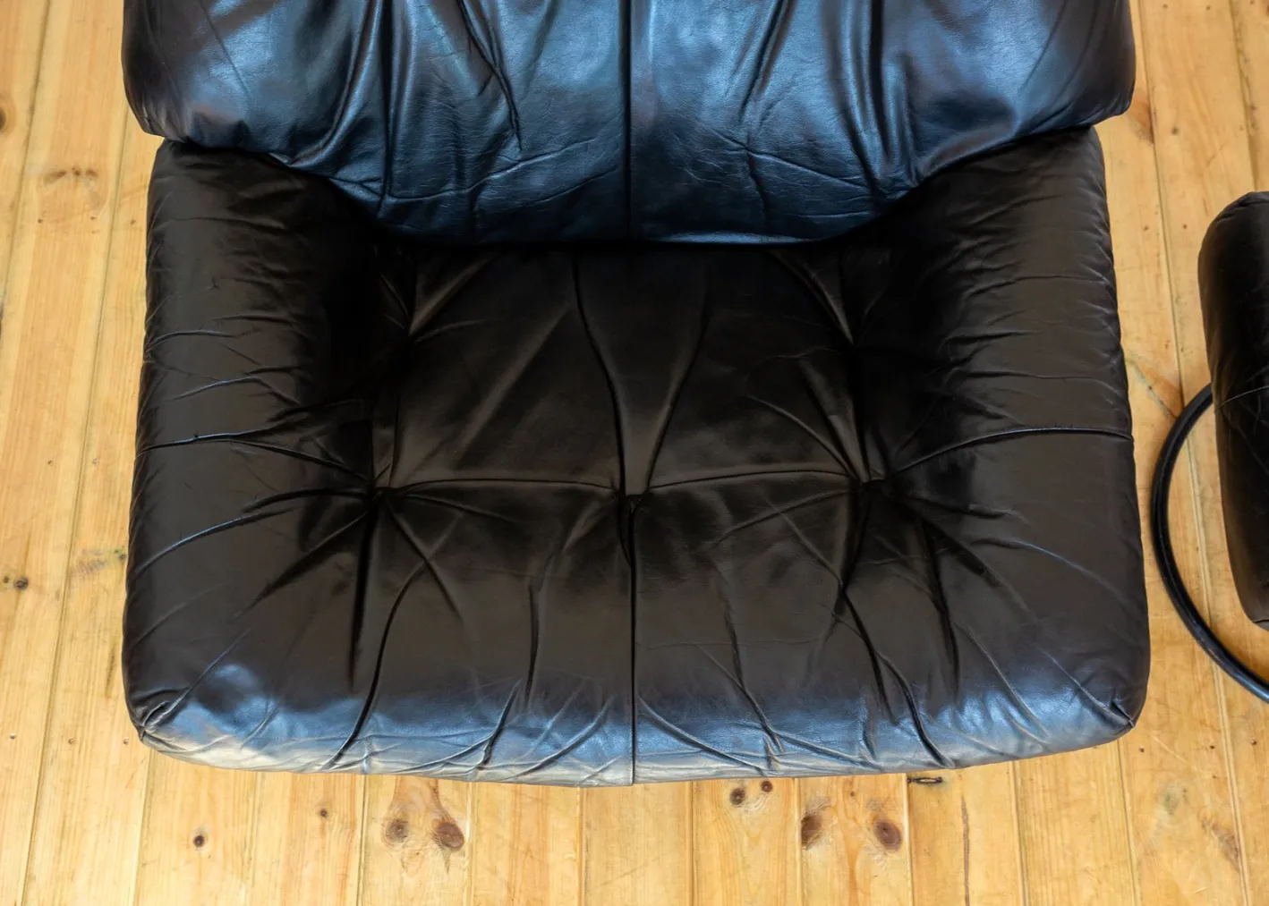 Norwegischer Sessel und Ottomane aus schwarzem Leder aus der Jahrhundertmitte von Ekornes, 1980er Jahre, 2er-Set