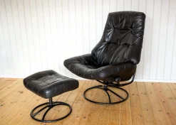Norwegischer Sessel und Ottomane aus schwarzem Leder aus der Jahrhundertmitte von Ekornes, 1980er Jahre, 2er-Set