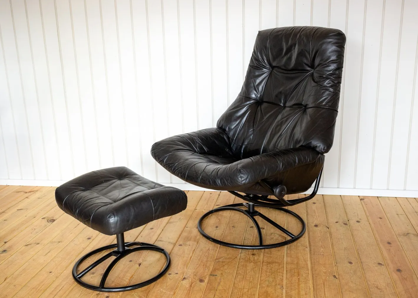 Norwegischer Sessel und Ottomane aus schwarzem Leder aus der Jahrhundertmitte von Ekornes, 1980er Jahre, 2er-Set