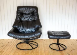 Norwegischer Sessel und Ottomane aus schwarzem Leder aus der Jahrhundertmitte von Ekornes, 1980er Jahre, 2er-Set