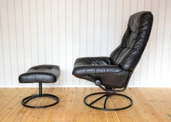 Norwegischer Sessel und Ottomane aus schwarzem Leder aus der Jahrhundertmitte von Ekornes, 1980er Jahre, 2er-Set