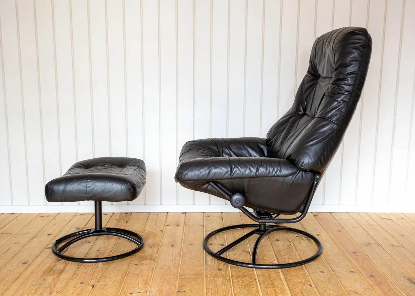 Norwegischer Sessel und Ottomane aus schwarzem Leder aus der Jahrhundertmitte von Ekornes, 1980er Jahre, 2er-Set